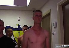 Gejowscy rekruci dostają ogromne lodziki i analne klapsy podczas treningu