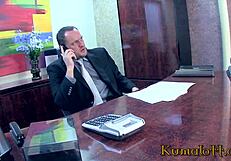 Han tog sin bruna sekreterare på en grov åktur på kontoret