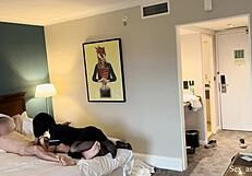 Горничная в отеле застукала меня за дрочкой и помогла кончить