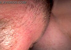 Kluk vylízává přítelkyni, nechá ji vyvrcholit dvakrát a vysává každou kapku z její mokré kundičky