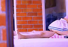 la hijastra se acerca timidamente a su padrastro revelando su lado atrevido