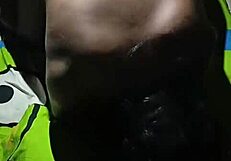 عندما يكون الأب بعيداً، الأم تصبح فاسدة مع عامل التعاون