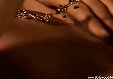 Dia menari anggun tunjuk badan