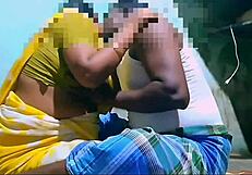 Yo, poglej to tamilsko parico, ki se poljublja z velikimi cicami v kopalnici