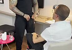 tatuado hetero fode o médico com emoção intensa no hospital