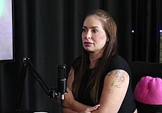 Ο Francis Simas ξεκινά το φετίχ της πορνοπλατφόρμας με τρανς αναλ σεξ σε διάφανα κόκκινα εσώρουχα