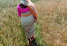 देसी भाभी की जंगल मे चुदाई