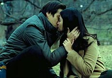 Enrique Gil and Liza Soberano kissing passionately 😘