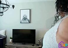 BBW Crystal Blue се възбужда и вика съседа за табу ремонти.