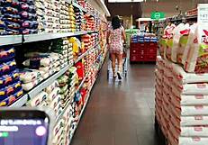 Martinasmith squirts at the mall