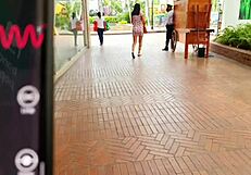 Martinasmith squirts at the mall