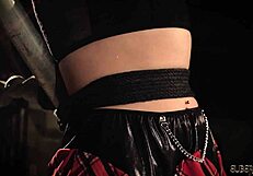 Ado 18+ coquine subit fessée et humiliation en bondage