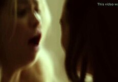 两个害怕的女孩选择疯狂做爱而不是看恐怖电影