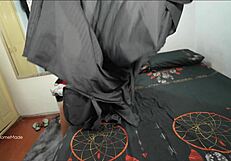 Zdieľanie postele s nevlastným synom vedie k neočakávanému stretnutiu s Latinou