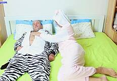 Sexe matinal avec sperme en bouche