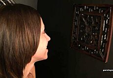 Jada Stevens Suce Une Grosse Bite Noire À Travers Un Gloryhole