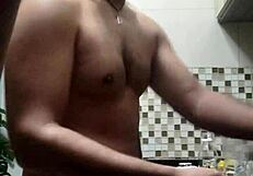 Macho Peladinho Lavando Louças Bent Over?