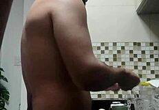 Macho Peladinho Lavando Louças Bent Over?