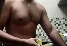 Macho Peladinho Lavando Louças Bent Over?