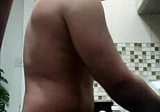 Macho Peladinho Lavando Louças Bent Over?