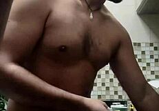 Macho Peladinho Lavando Louças Bent Over?