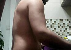 Macho Peladinho Lavando Louças Bent Over?