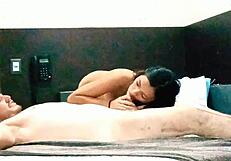 Ella llega cachonda chupando verga haciendo 69