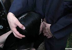 Mechanik a přítel týmují latinskou holku s hlubokým hrdlem a třesoucím se zadkem venku