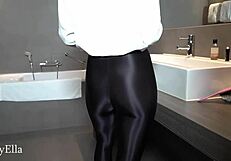 Ella Parlak Leggings'le Sabunlu Duş Alıyor Blowjob'la