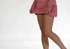 Aliska Zhiros, tlustá blondýna, ohromí gymnastikou na gauči