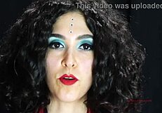 Igram vlogo dominatrix gospodarice v finančni dominaciji in podrejanju