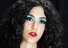 Igram vlogo dominatrix gospodarice v finančni dominaciji in podrejanju