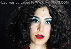 Igram vlogo dominatrix gospodarice v finančni dominaciji in podrejanju