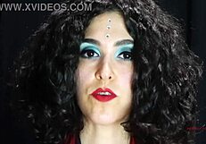 Igram vlogo dominatrix gospodarice v finančni dominaciji in podrejanju