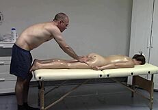 سايلور لونا بمؤخرة مدورة تتناك من مدلك غريب