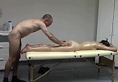 سايلور لونا بمؤخرة مدورة تتناك من مدلك غريب