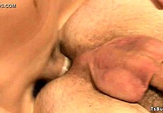 Shemale atrapa a compañera masturbándose y se une al placer anal