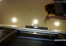 Polni video skrite kamere pod krilom