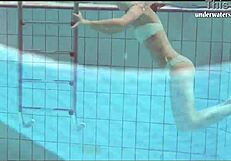 ناتا، الجميلة الهنغارية الساخنة، تسبح عارية في العام! جسمها الصغير المثير ينفجر بالإثارة في الهواء الطلق