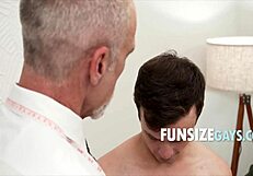 Ich steh total auf meinen geilen älteren Schneider, hab Bock auf heiße Twink-Anal-Action.