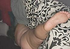 Gaping her pussy with a pink dildo