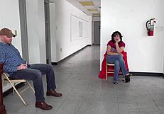 Milf Se Atraganta con Leche en la Sala de Espera del Doctor - ¡Impactante!