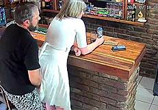 Ujel sem ženo, kako vara na kameri v zunanjem upskirt dejanju. Šokantni domači posnetki!