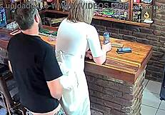 Ujel sem ženo, kako vara na kameri v zunanjem upskirt dejanju. Šokantni domači posnetki!