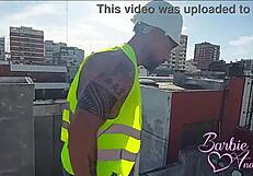 Barbie anderson meets the bricklayer for a casual encounter