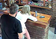 Ujel sem ženo, kako vara na kameri v zunanjem upskirt dejanju. Šokantni domači posnetki!