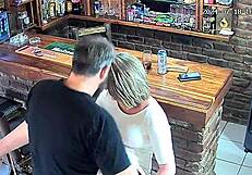 Ujel sem ženo, kako vara na kameri v zunanjem upskirt dejanju. Šokantni domači posnetki!