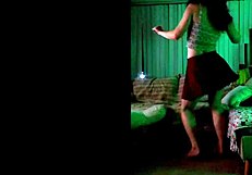 Noita tanssii villisti ja kiusoittelee kotitekoisessa latinalaisessa strippissä