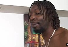 Aziatische slet Kyanna Lee in wilde interraciale neukbeurt