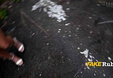 哟，比利时大学生女孩在公共场合为钱准备跳动！😜